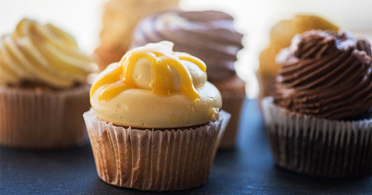 chocolate and vanilla cupcakes