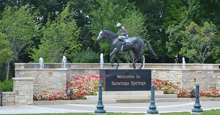 horse statue that says welcome to saratoga springs