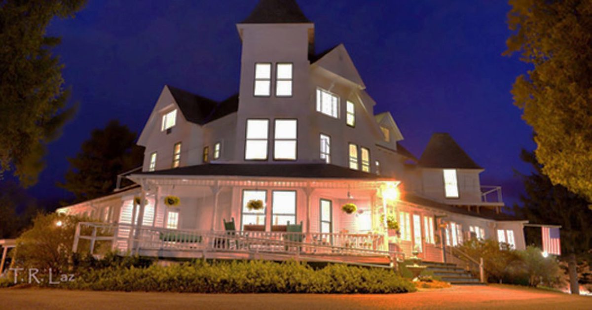 exterior of the anne's washington inn at night